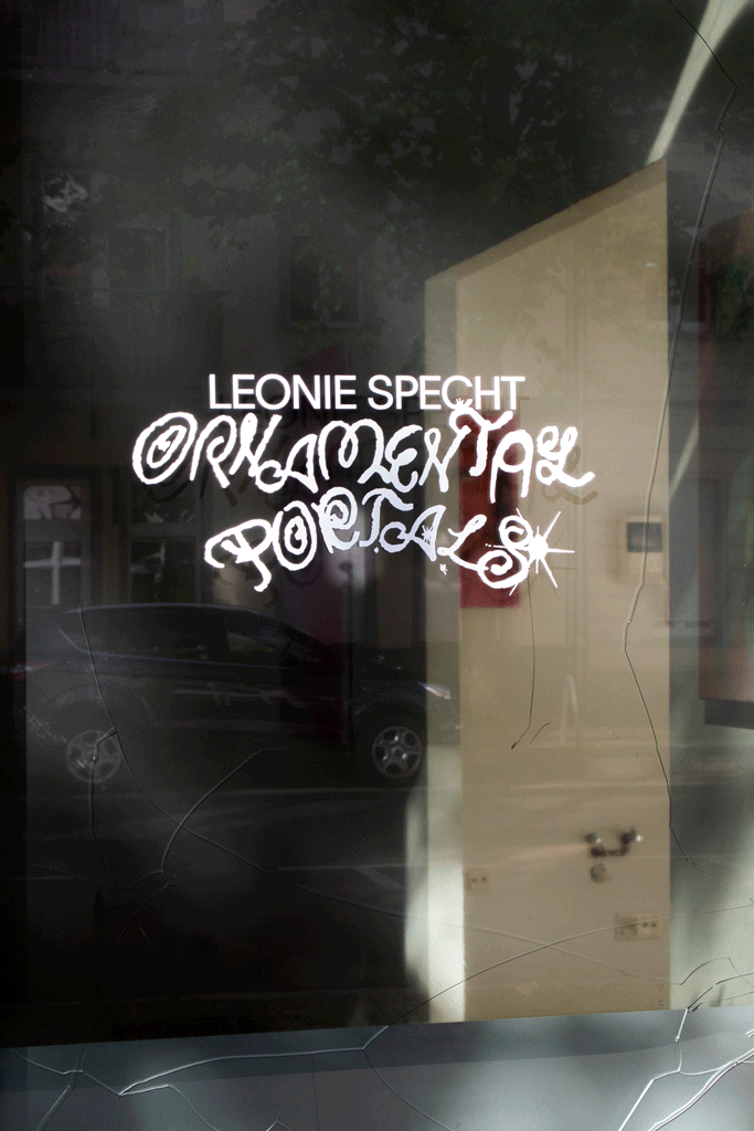 Leonie Specht painting